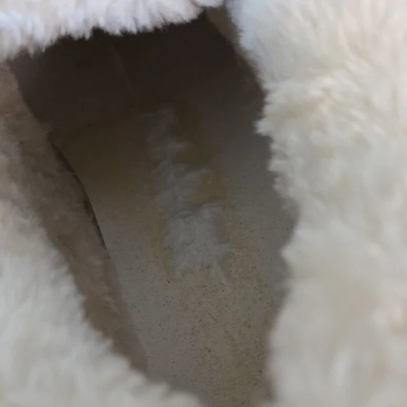 Minnetonka Tan Winter Boots with White Fur Lining - Picture 6 of 10